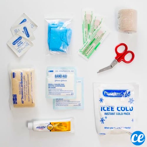 Saviez-vous qu'avoir une trousse de premiers secours dans votre voiture pourrait vous sauver la vie ?