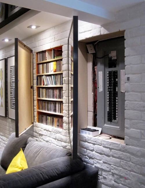 des rangements sont cachés derrières les tableaux accrochés dans le salon