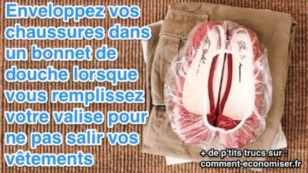 ranger les chaussures dans un bonnet de bain avant de les mettre dans la valise