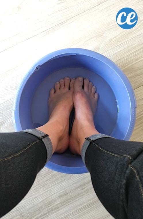 prendre un bain de pied avec de l'eau vinaigrée