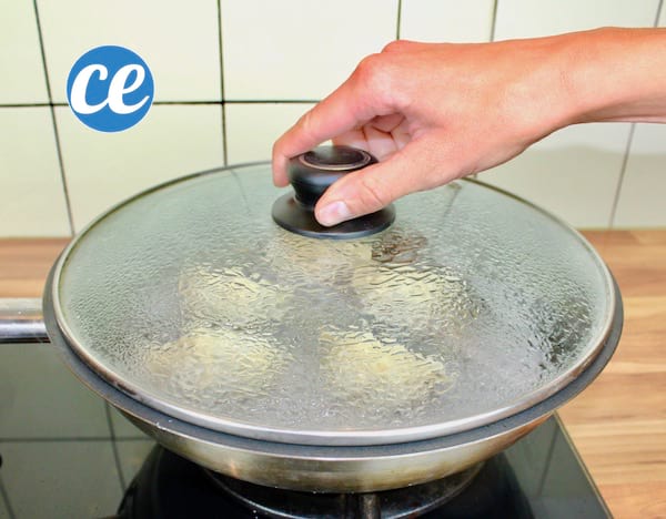 Recouvrir la poêle pour cuire à la vapeur.