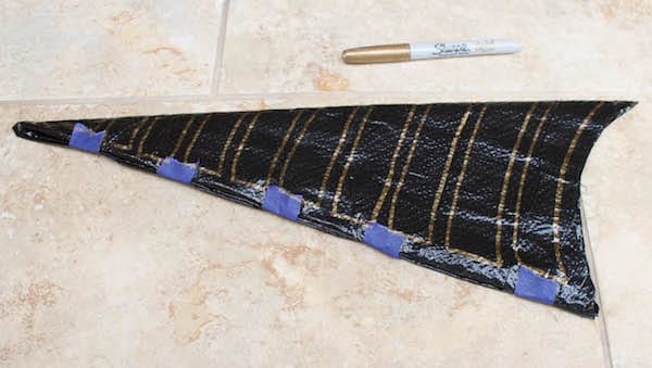 DIY pour faire des toiles d'araignées avec un sac poubelle pour Halloween