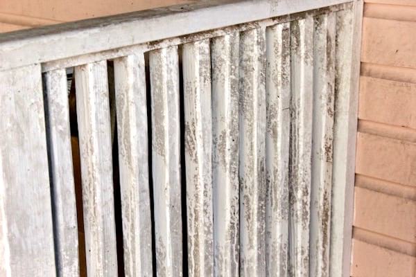 Comment nettoyer une surface pleine de moisissure avec de l'eau javellisée ?