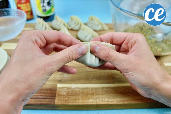 Comment faire des replis sur les feuilles de gyoza.