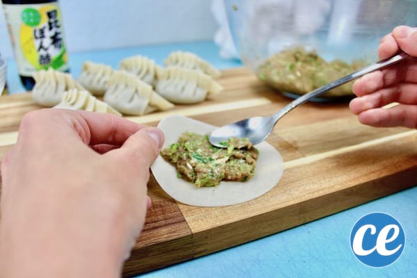 Comment étaler la farce sur une feuille de gyoza.