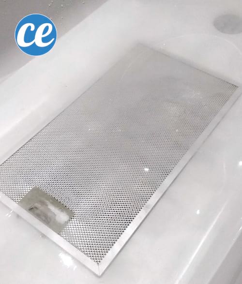 Filtre hotte aspirante dans la baignoire pour être nettoyé