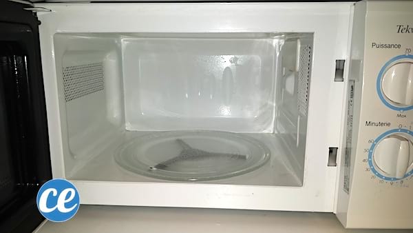 four micro-ondes propre