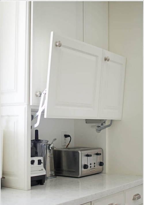 le petit électroménager est rangé dans un placard