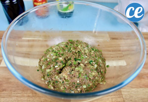 De la farce pour faire des gyozas faits-maison.