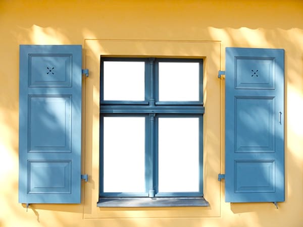 Lors des périodes de grand froid, ouvrez grands vos volets et rideaux pour laisser entrer la lumière et la chaleur du soleil.