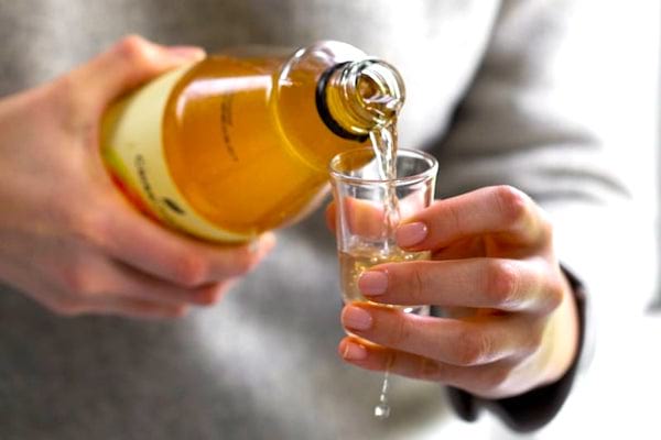 Avec le vinaigre de cidre, vous pouvez lutter contre les pellicules naturellement.