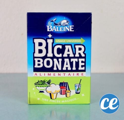 Utilisez du bicarbonate de soude pour faire disparaître les pellicules naturellement.