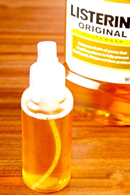 Avec de la Listerine, vous pouvez lutter contre les pellicules.