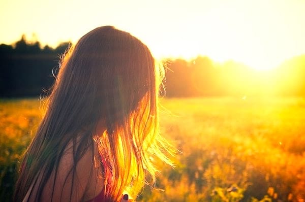 Utilisez les rayons du soleil pour lutter contre les pellicules naturellement.