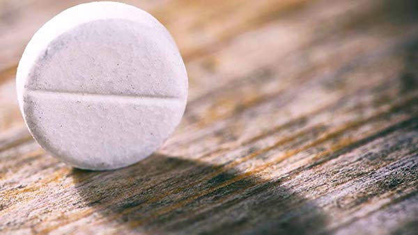Avec de l'aspirine, vous pouvez lutter contre les pellicules.