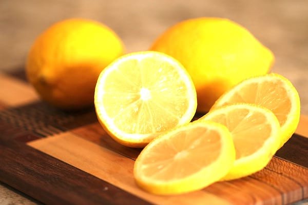 Utilisez le citron pour lutter contre les pellicules naturellement.