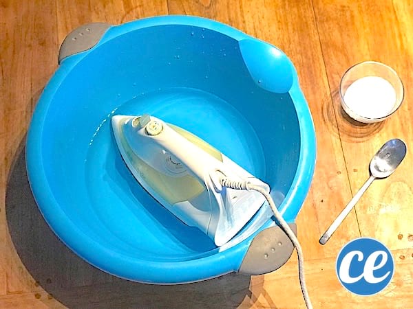 L'acide citrique nettoie la semelle du fer à repasser