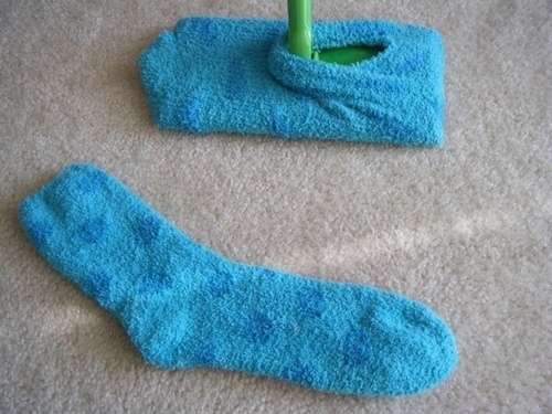 Saviez-vous que les chaussettes remplacent parfaitement les lingettes de votre balai Swiffer ?
