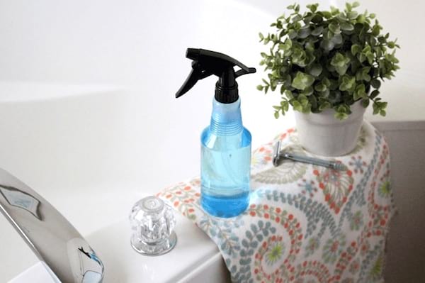 désinfecter salle de bain spray eau oxygénée