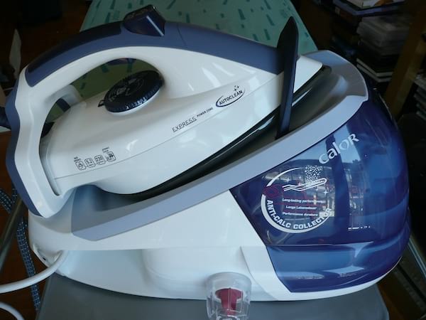 Une machine à vapeur détartrée avec de l'acide citrique