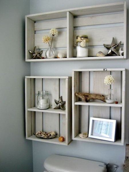 Des caisses en bois pour faire des rangements au-dessus des toilettes 