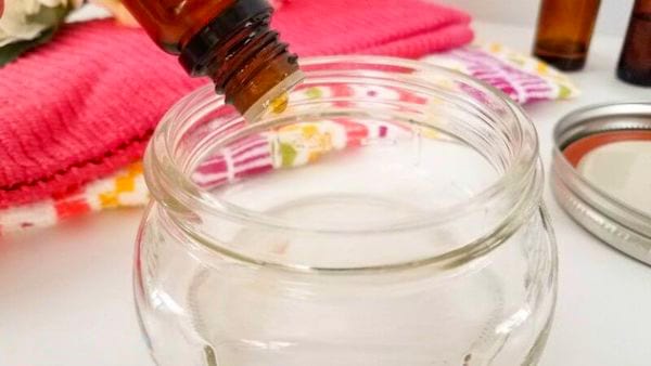 Utilisez de l'huile essentielle pour faire des désodorisants en gel faits-maison.