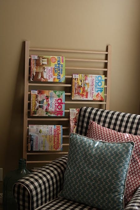 Un lit pour bébé en bois recyclé en rangement pour les magazines