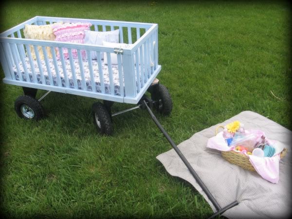 un lit pour bébé transformé en chariot pour poupée