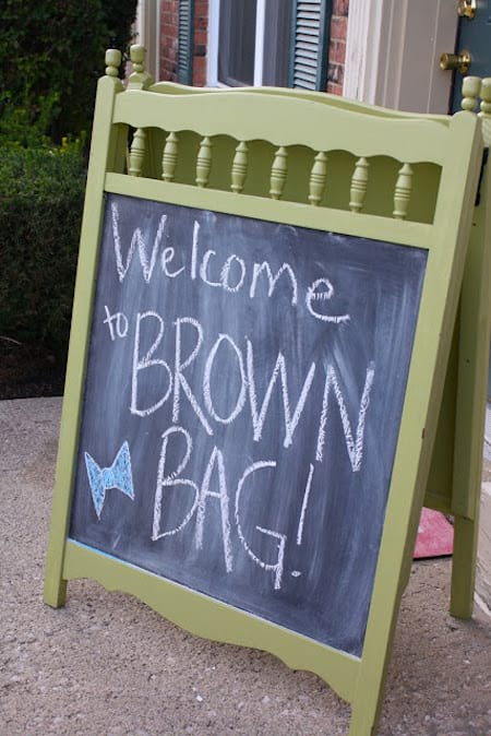 Un lit de bébé transformé en tableau noir chevalet