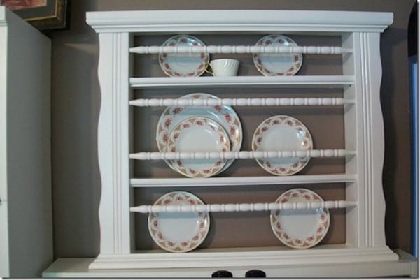 Un lit pour bébé transformé en vaisselier