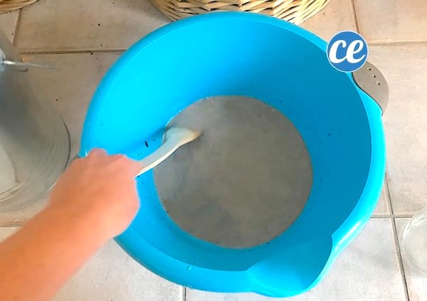 Le mélange eau et cendre pour faire la lessive maison
