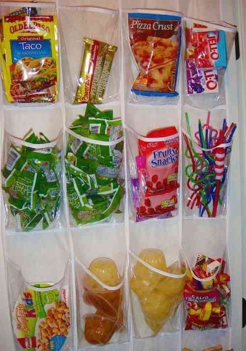 Accrochez un porte-chaussures à la porte de votre garde-manger pour ranger les aliments.
