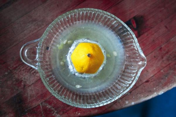 Presser un citron pour retirer le jus.
