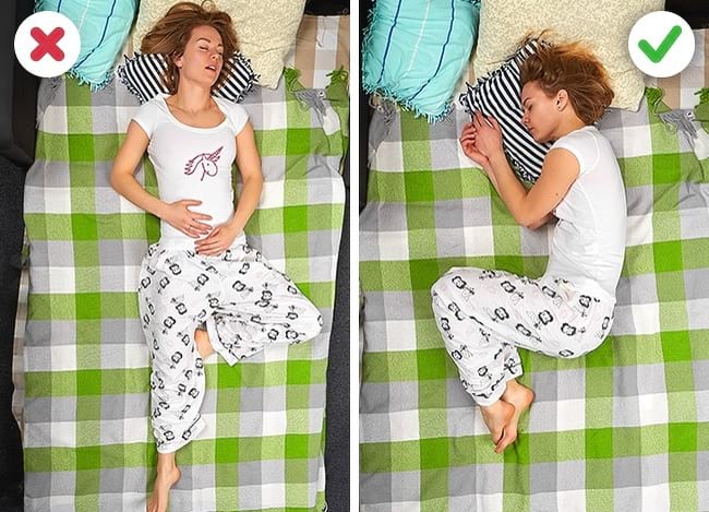 Femme allongée sur son lit avec des problèmes de ronflements.