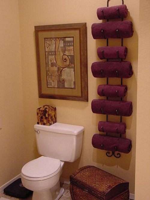 Utilisez un range-bouteilles pour ranger vos serviettes de bain.
