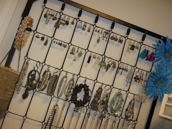 Un sommier métallique du lit de bébé transformé en rangement pour bijoux