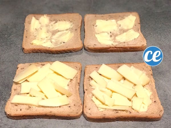 Croque-monsieur préparé avec du fromage coupé en lamelle