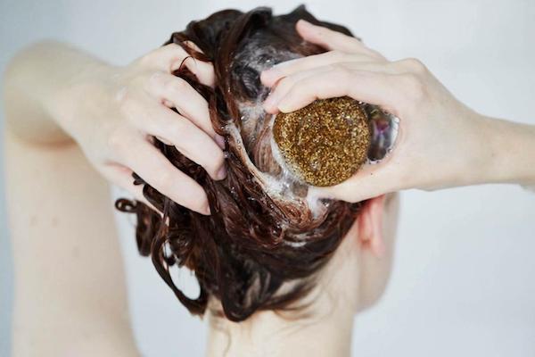 Utiliser du shampoing en barre plutôt que du shampoing en flacon plastique