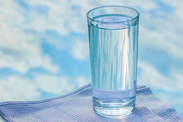 Un conseil FACILE pour améliorer votre santé : buvez un verre d'eau le matin.