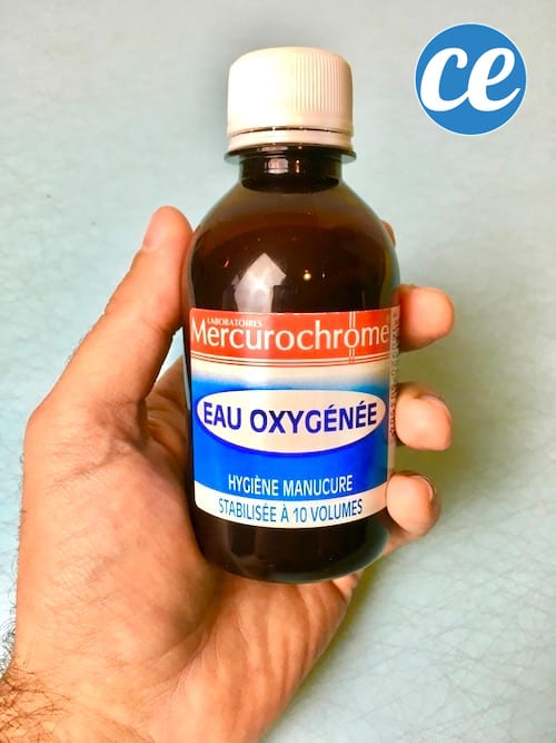 L'eau oxygénée : un remède ultra-efficace pour faire partir les taches de moisissures !