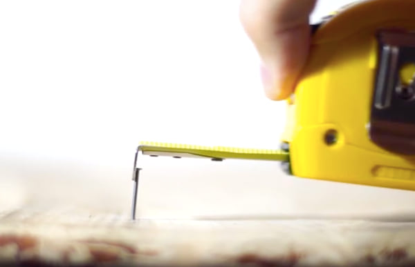 Saviez-vous que la trou dans la partie métallique de votre mètre-ruban a une utilisation secrète ?