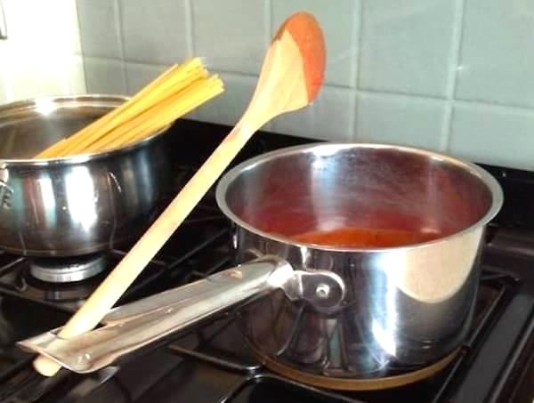 Saviez-vous que le trou dans les manches des casseroles a une utilisation secrète ?