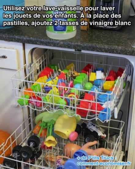 Les jouets sont placés dans le lave-vaisselle pour être lavés