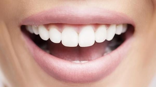 Comment détartrer ses dents facilement avec une astuce