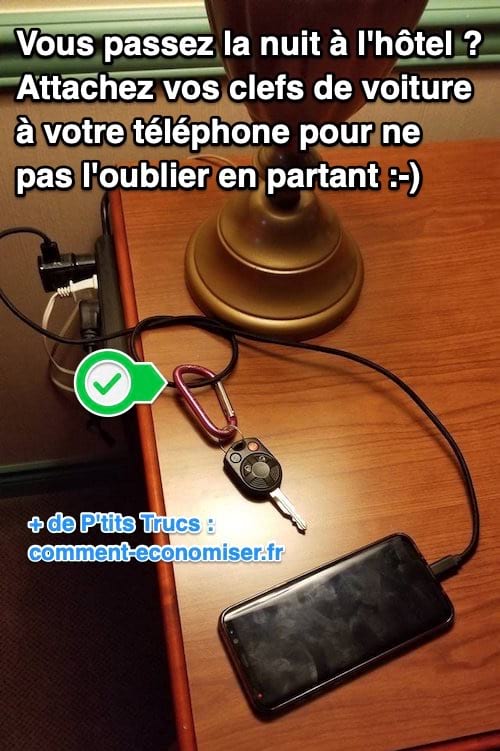 Clefs de voiture accrochées au téléphone pour ne pas l'oublier en partant