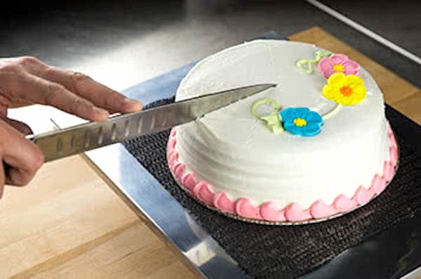 couper le gâteau avec un couteau chaud