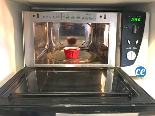 Faire cuire le brownie dans un ramequin au micro-ondes