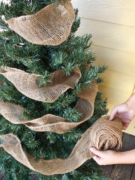 Utilisez de la toile de jute comme guirlande pour un arbre de noel