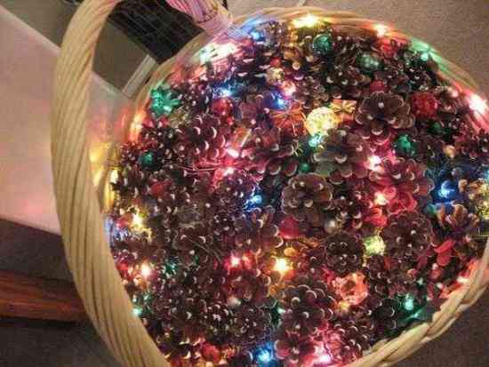 décoration de noël lumineuse avec des pommes de pin