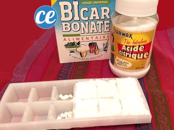 Un bac à glaçons avec du bicarbonate et de l'acide citrique pour faire les pastilles WC